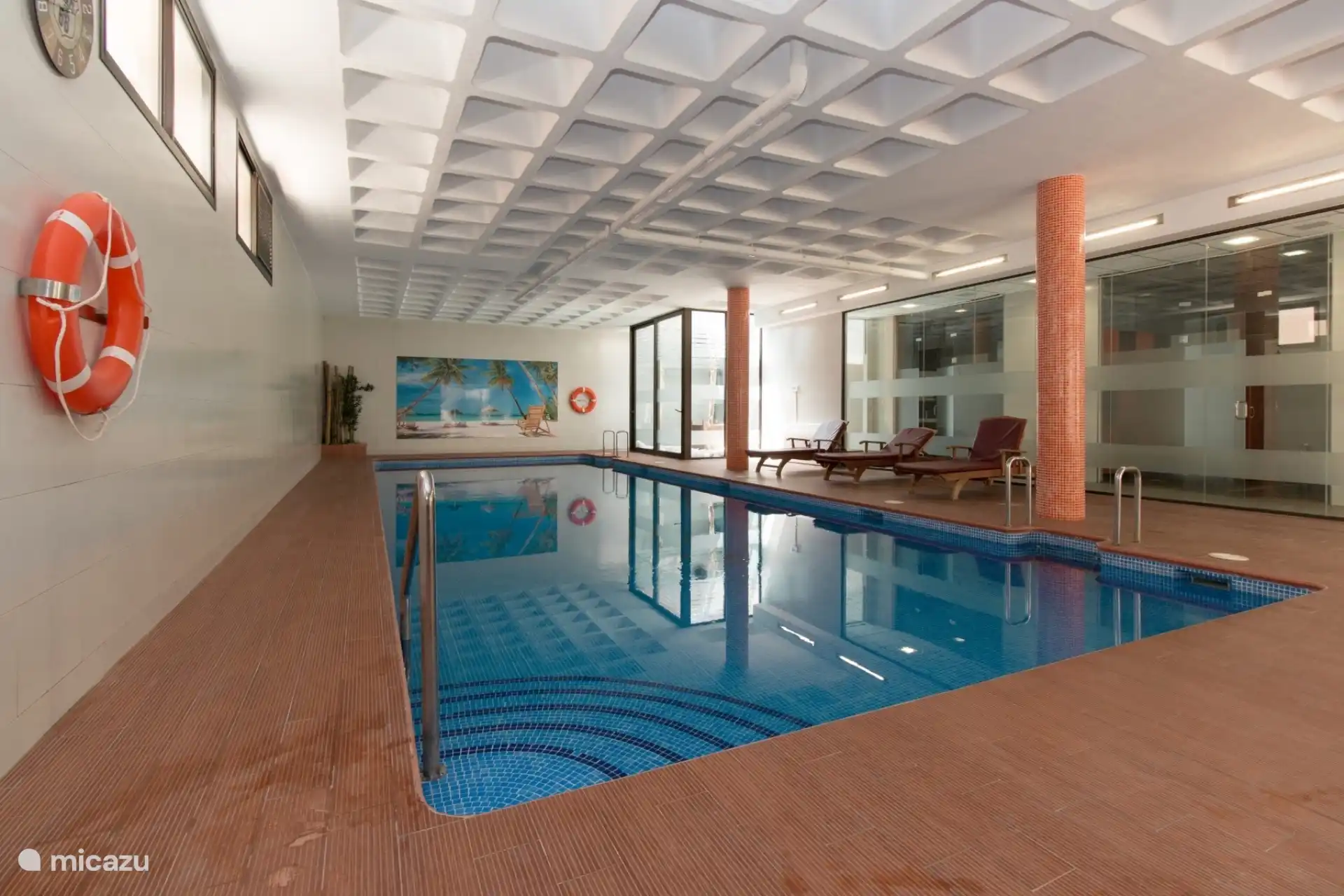 Beheiztes Hallenbad mit Whirlpool und Sauna. Kostenlos für Bewohner.