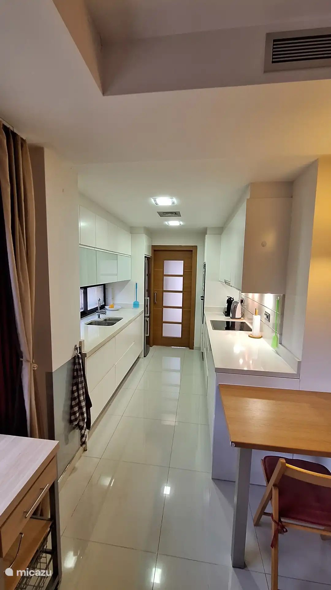 Moderne Küche mit allem, was Sie brauchen.