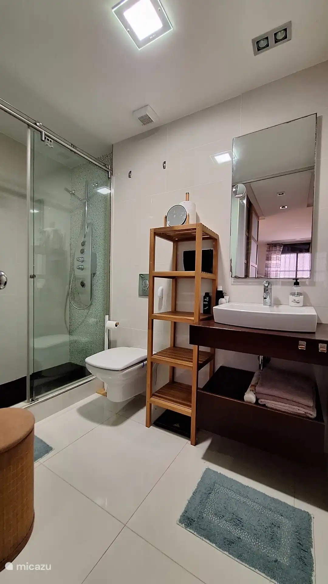 Ensuite Badezimmer mit begehbarer Dusche und Fußbodenheizung im Schlafzimmer 1