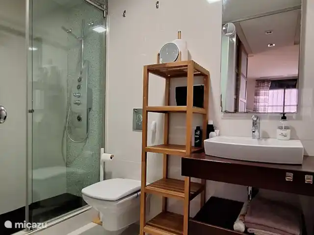 Location de Vacances Espagne, Costa Blanca, Guardamar del Segura, appartement - Appartement abordable Marjal Beach Salle de bain attenante avec douche à l’italienne et chauffage au sol dans la chambre 1