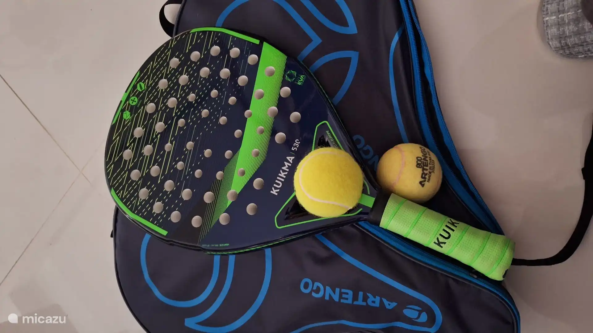 Der Padelplatz auf dem Gelände kann auch von den Bewohnern kostenlos genutzt werden. In unserer Ferienwohnung finden Sie Schläger und Bälle.