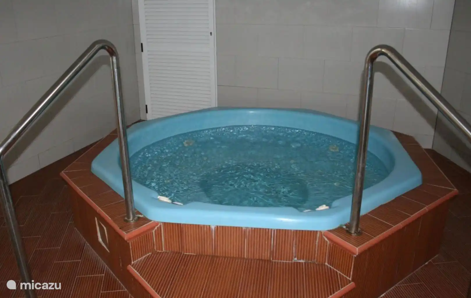 Beheiztes Hallenbad mit Whirlpool und Sauna. Kostenlos für Bewohner.