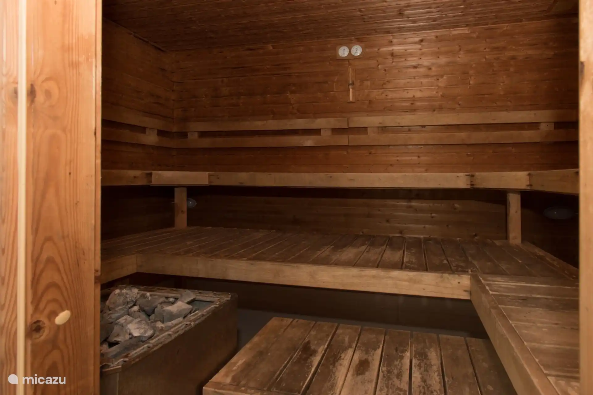 Beheiztes Hallenbad mit Whirlpool und Sauna. Kostenlos für Bewohner.