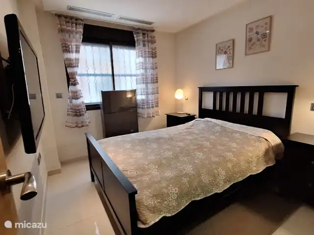 Location de Vacances Espagne, Costa Blanca, Guardamar del Segura, appartement - Appartement abordable Marjal Beach Chambre avec lit double, armoire intégrée et TV