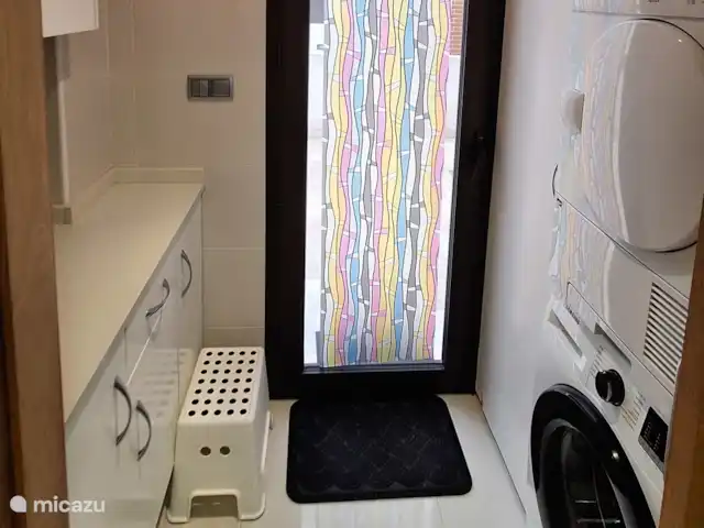 Location de Vacances Espagne, Costa Blanca, Guardamar del Segura, appartement - Appartement abordable Marjal Beach Buanderie avec machine à laver et sèche-linge. Aussi porte supplémentaire donnant sur la terrasse.