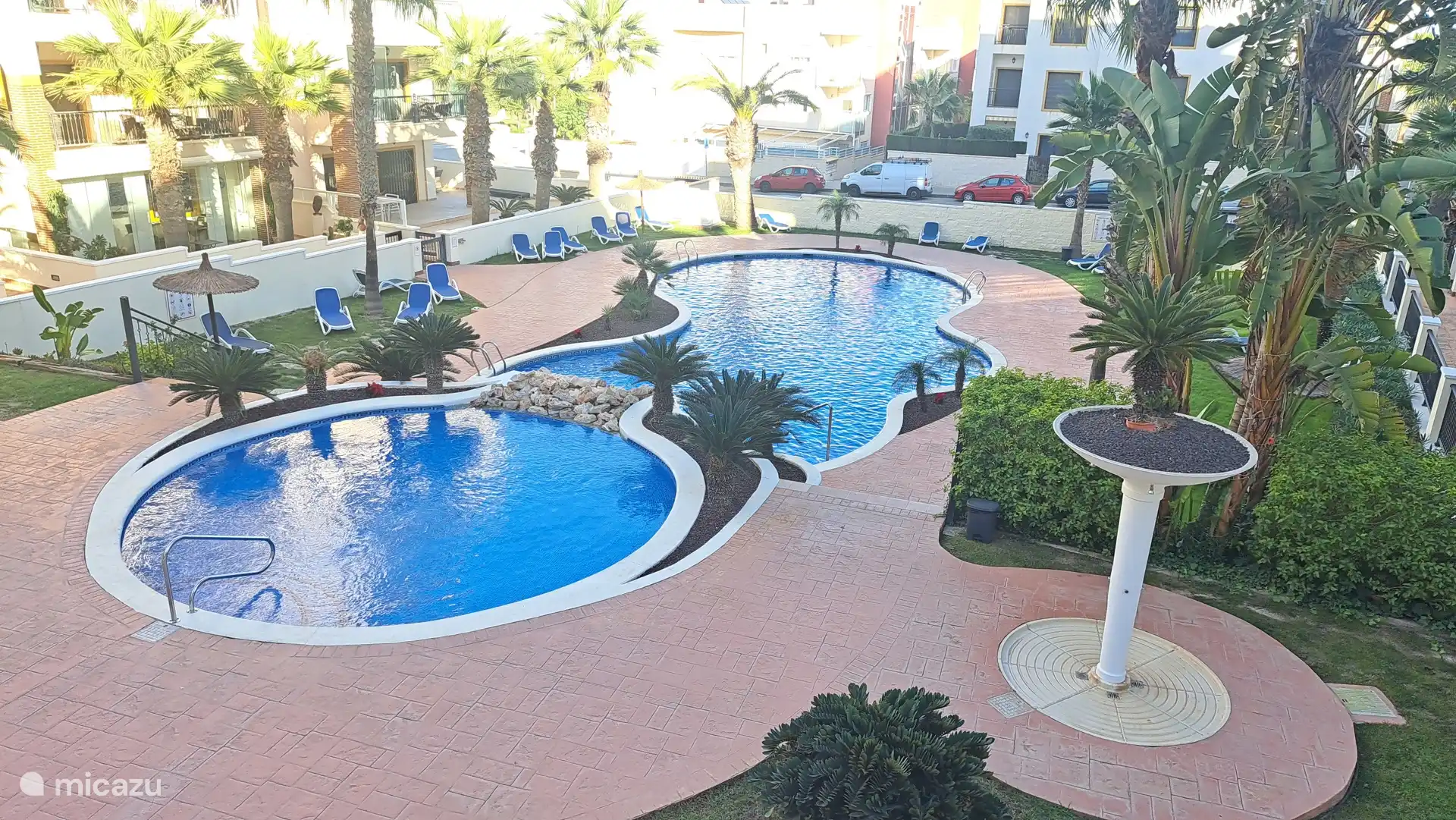 Großer Außenpool mit Liegestühlen, der das ganze Jahr über geöffnet ist.