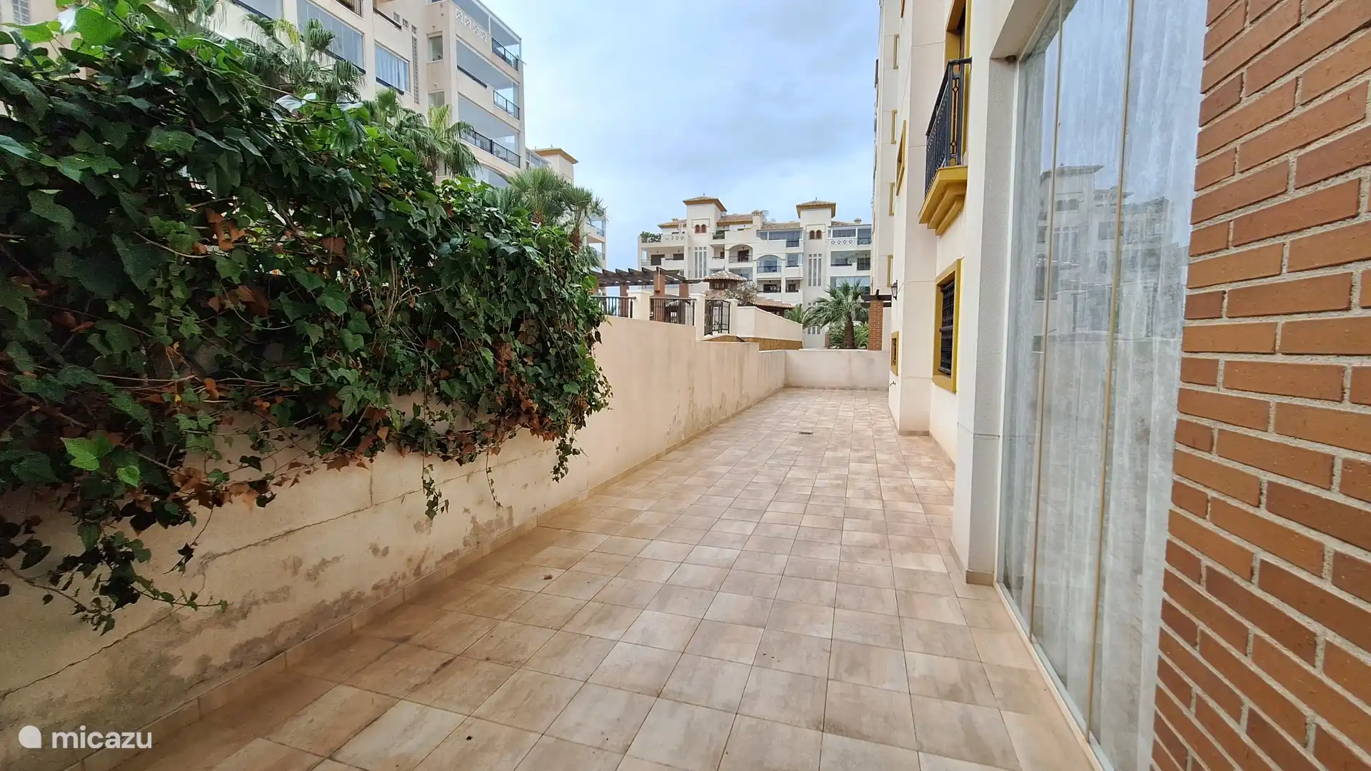 Die Seite des Hauses mit einem Teil der Terrasse. Schöner Raum und immer die Wahl zwischen Sonne oder Schatten.