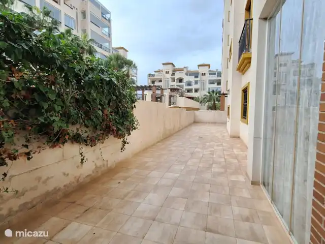 Location de Vacances Espagne, Costa Blanca, Guardamar del Segura, appartement - Appartement abordable Marjal Beach Le côté de la maison avec une partie de la terrasse. Bel espace et toujours le choix entre le soleil ou l’ombre.
