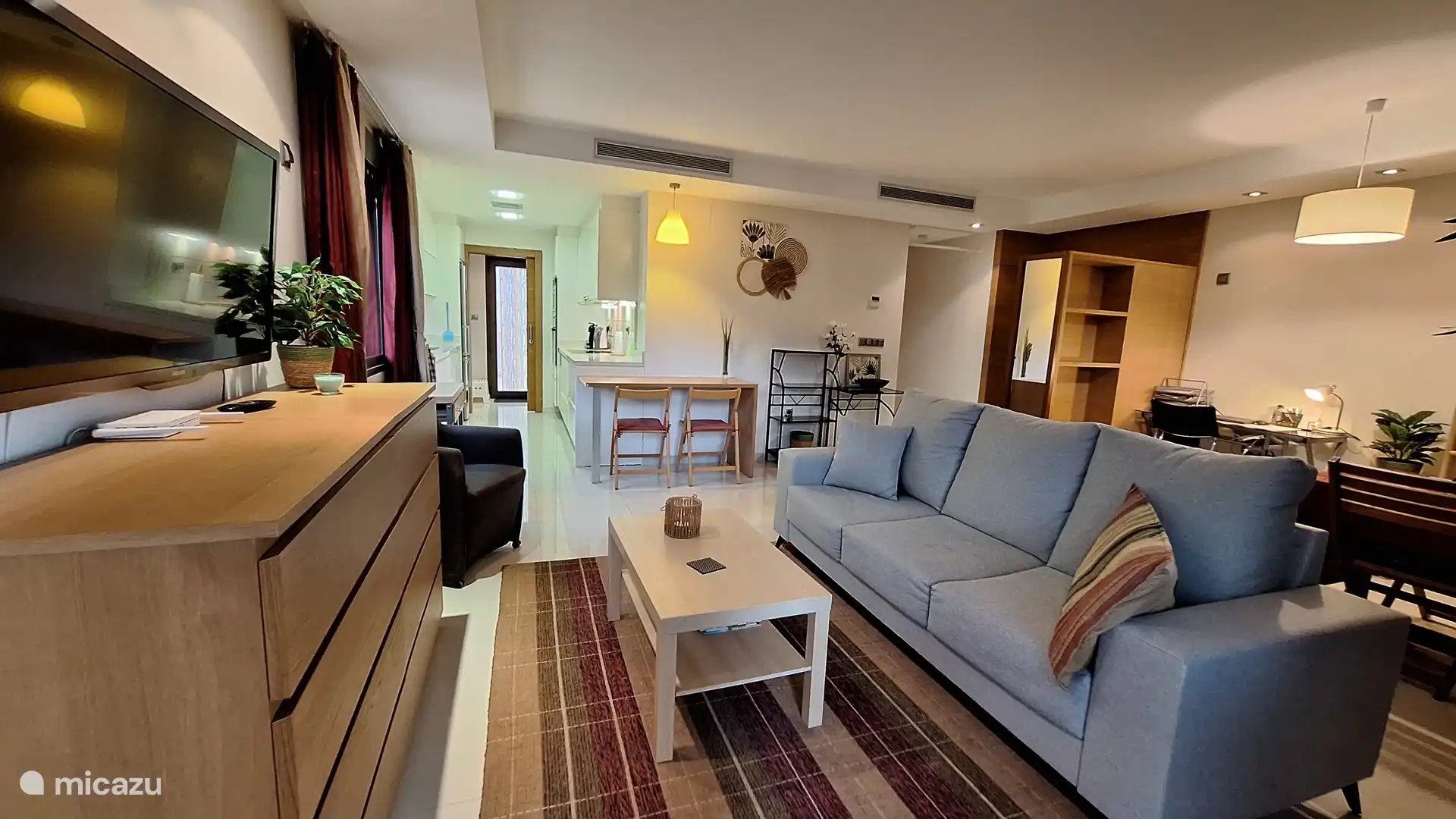 Wohnzimmer mit Küche im Hintergrund