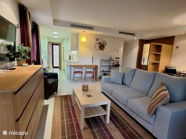 Location de Vacances Espagne, Costa Blanca, Guardamar del Segura, appartement - Appartement abordable Marjal Beach Salon avec cuisine en arrière-plan