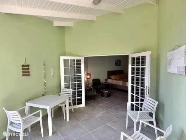 Boutique Studio Brisa - Seru Coral | Curaçao, Curaçao-Centre, Partisan du corail - studio La terrasse couverte du studio avec portes-fenêtres