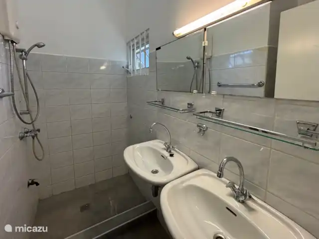 Boutique Studio Brisa - Seru Coral | Curaçao, Curaçao-Centre, Partisan du corail - studio Salle de bain avec douche (eau chaude), 2 lavabos et WC