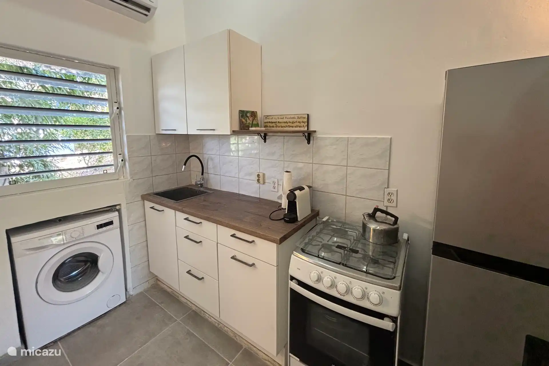 Küche mit Gasherd, Backofen, Kühlschrank, Waschmaschine, Nespresso-Maschine, Mikrowelle