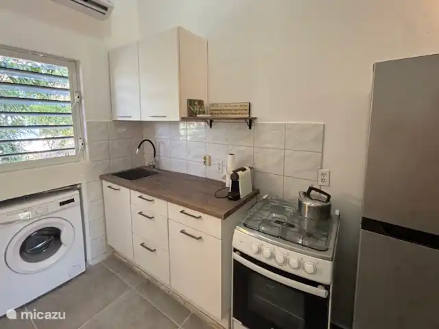 Boutique Studio Brisa - Seru Coral | Curaçao, Curaçao-Centre, Partisan du corail - studio Cuisine avec cuisinière à gaz, four, réfrigérateur, lave-linge, machine nespresso, micro-ondes