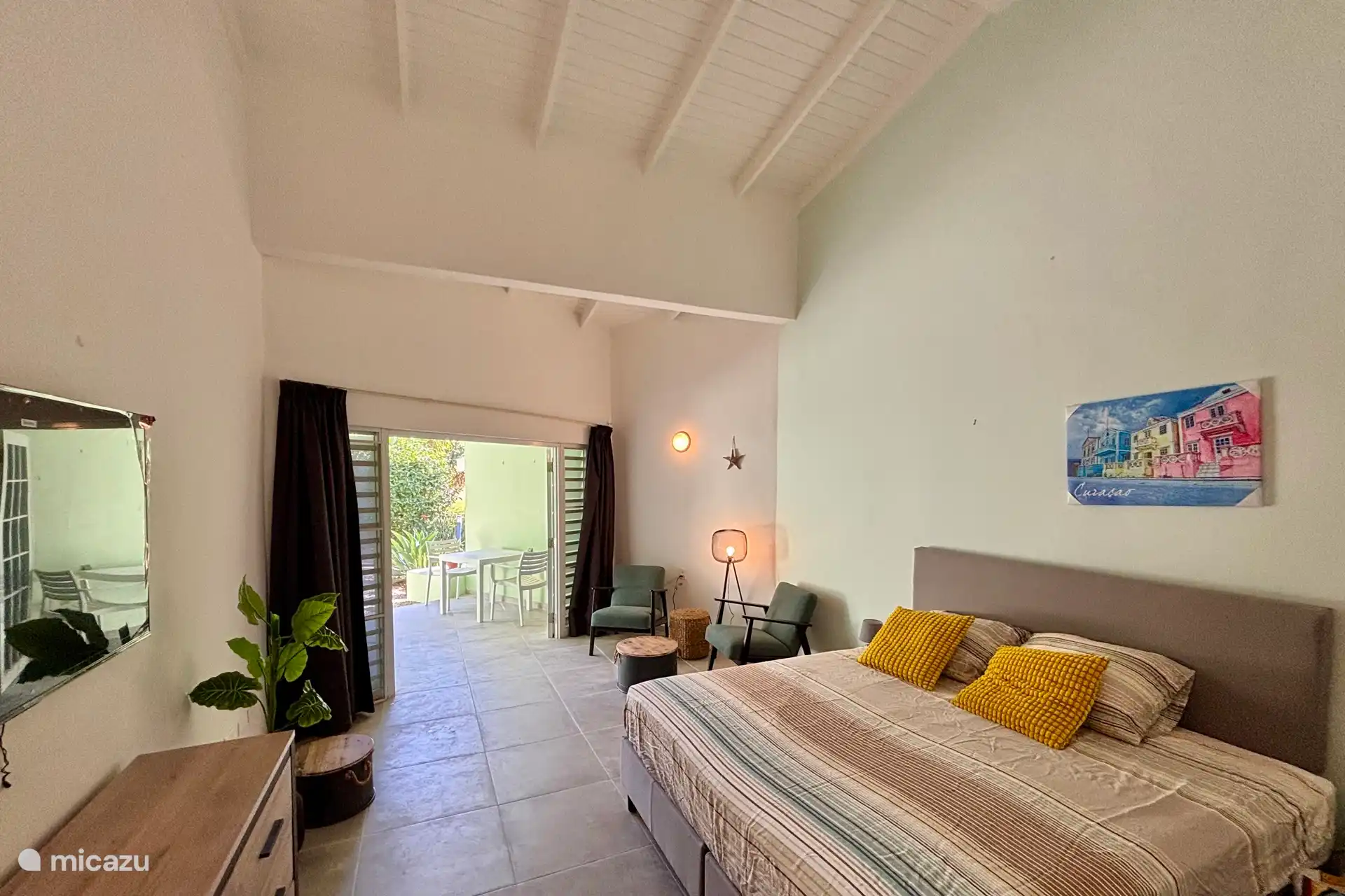 Das Studio von innen zur Terrasse hin gesehen