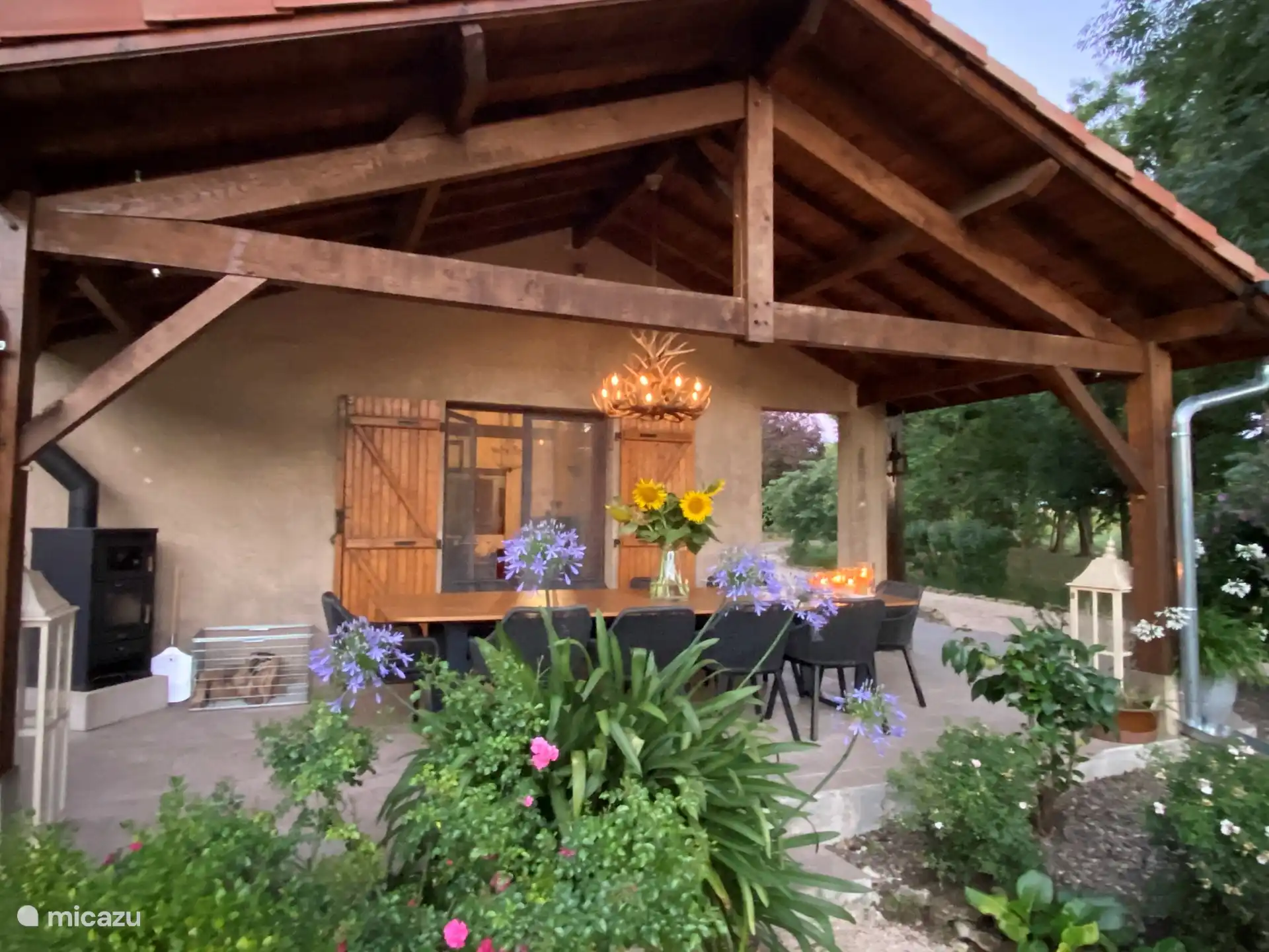 Vordere Terrasse mit Esstisch für 10 Personen. Auf dieser Terrasse steht auch ein Pizzaofen zur Verfügung