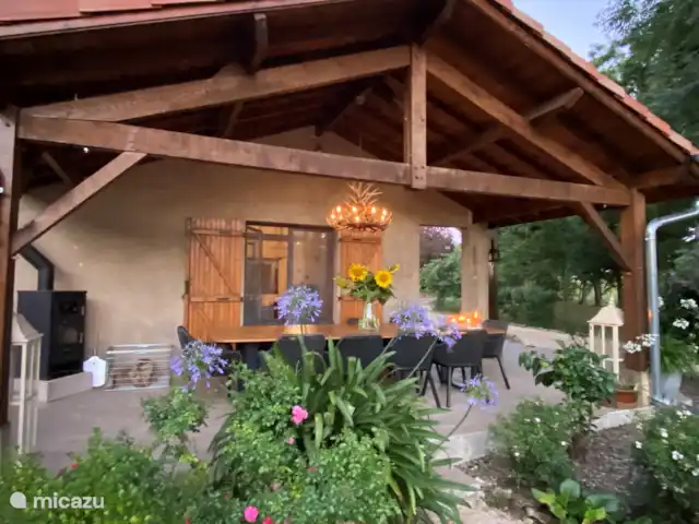 A Soulas huren in Frankrijk, Gers, Armous-et-Cau  - villa voorterras met eettafel voor 10 personen. Tevens pizza oven aanwezig op dit terras