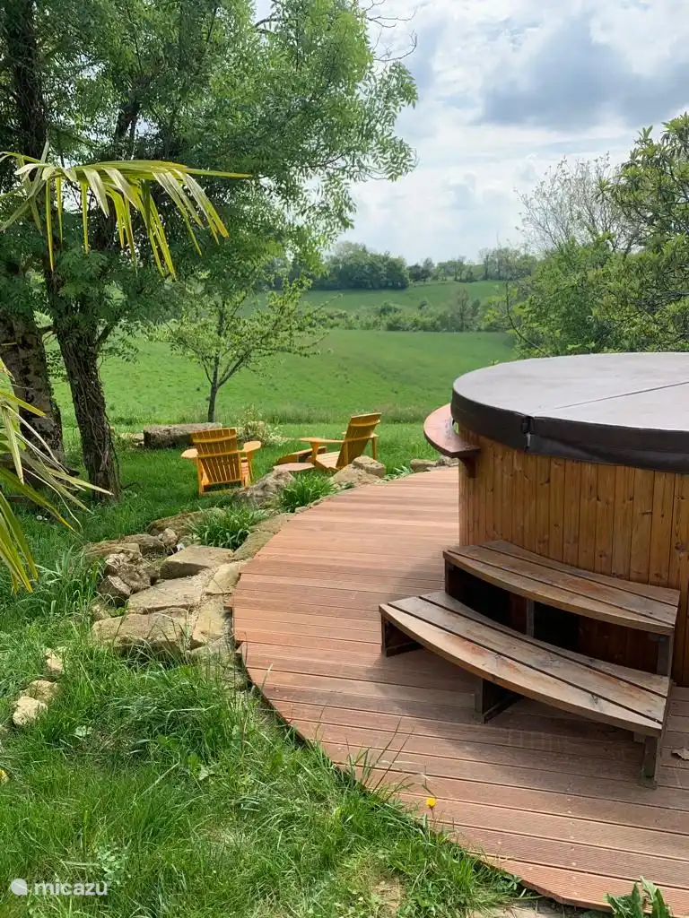 Whirlpool mit Relaxsesseln im Hintergrund mit Blick auf das Tal