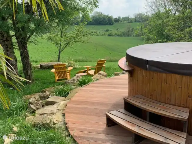 A Soulas huren in Frankrijk, Gers, Armous-et-Cau  - villa hottube met op achtergrond relax stoelen met uitzicht op de vallei