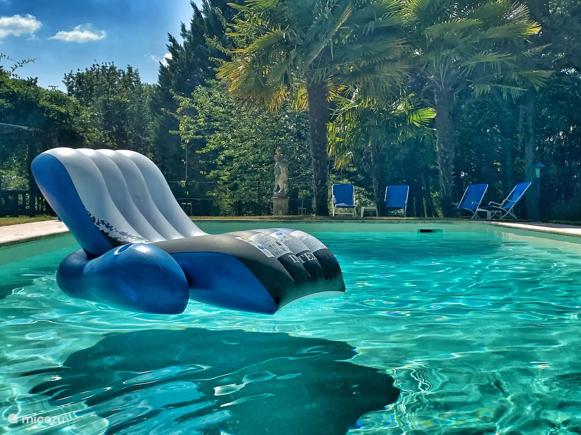 Schwimmbad mit Liegewiese im Hintergrund