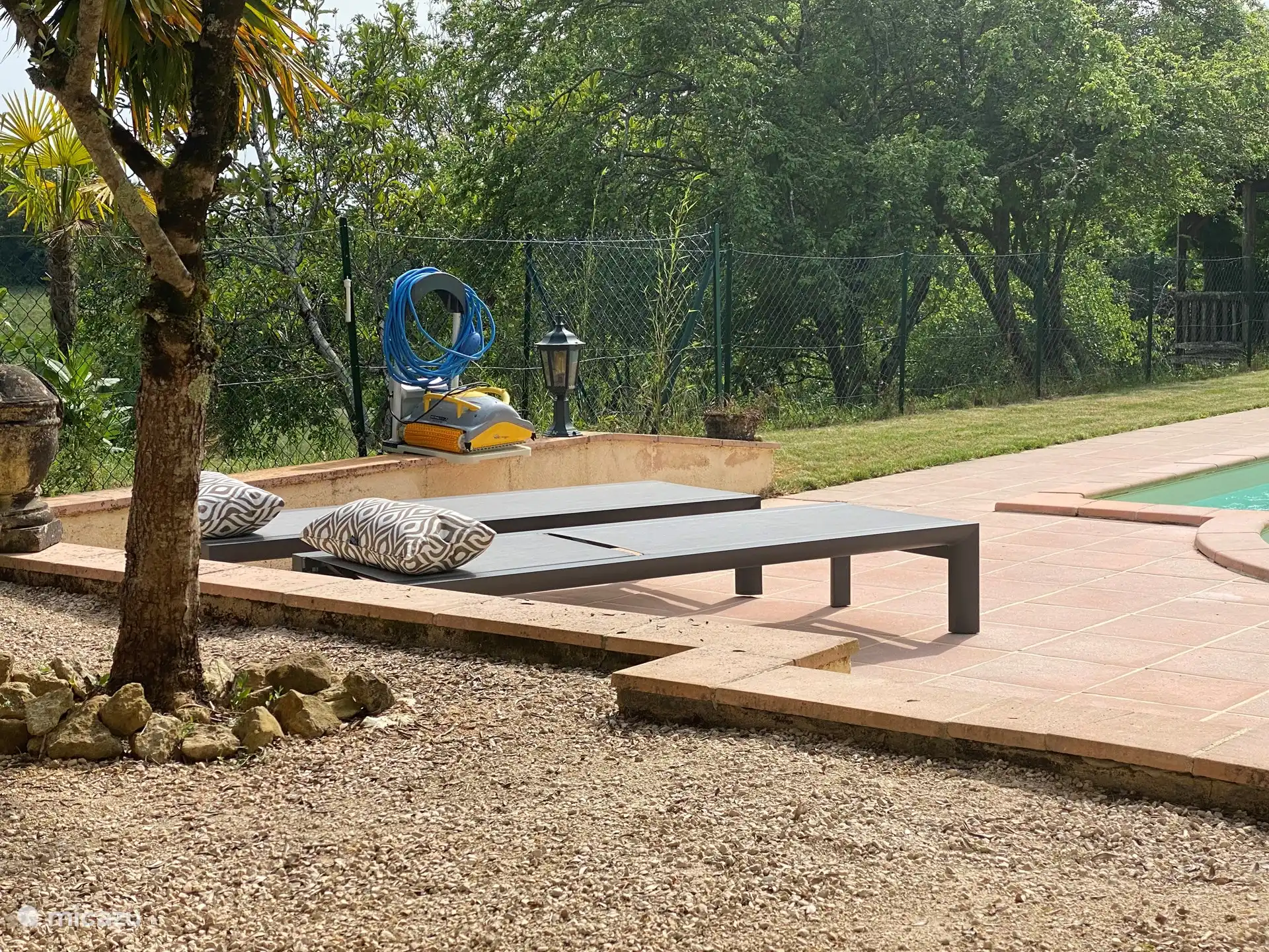 Sonnenliegen am Pool