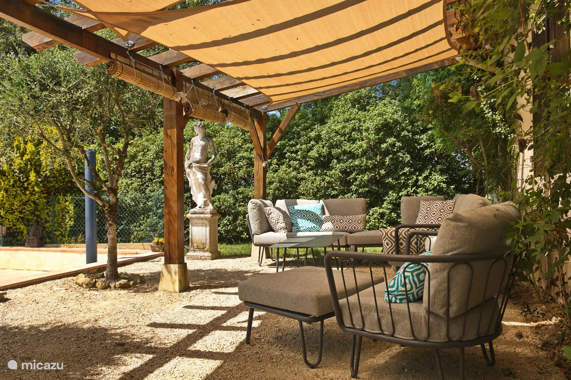 Pool-Lounge-Set mit Sonnensegeln am Pool