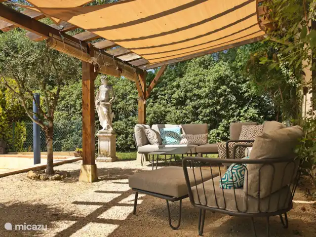 A Soulas huren in Frankrijk, Gers, Armous-et-Cau  - villa loungeset bij zwembad met schaduwdoeken bij het zwembad