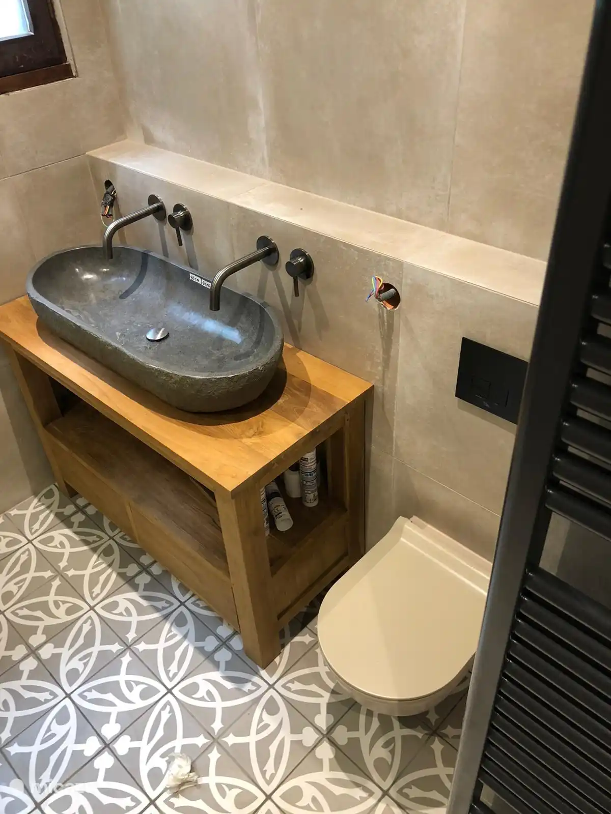 großes Badezimmer mit Doppelwaschbecken