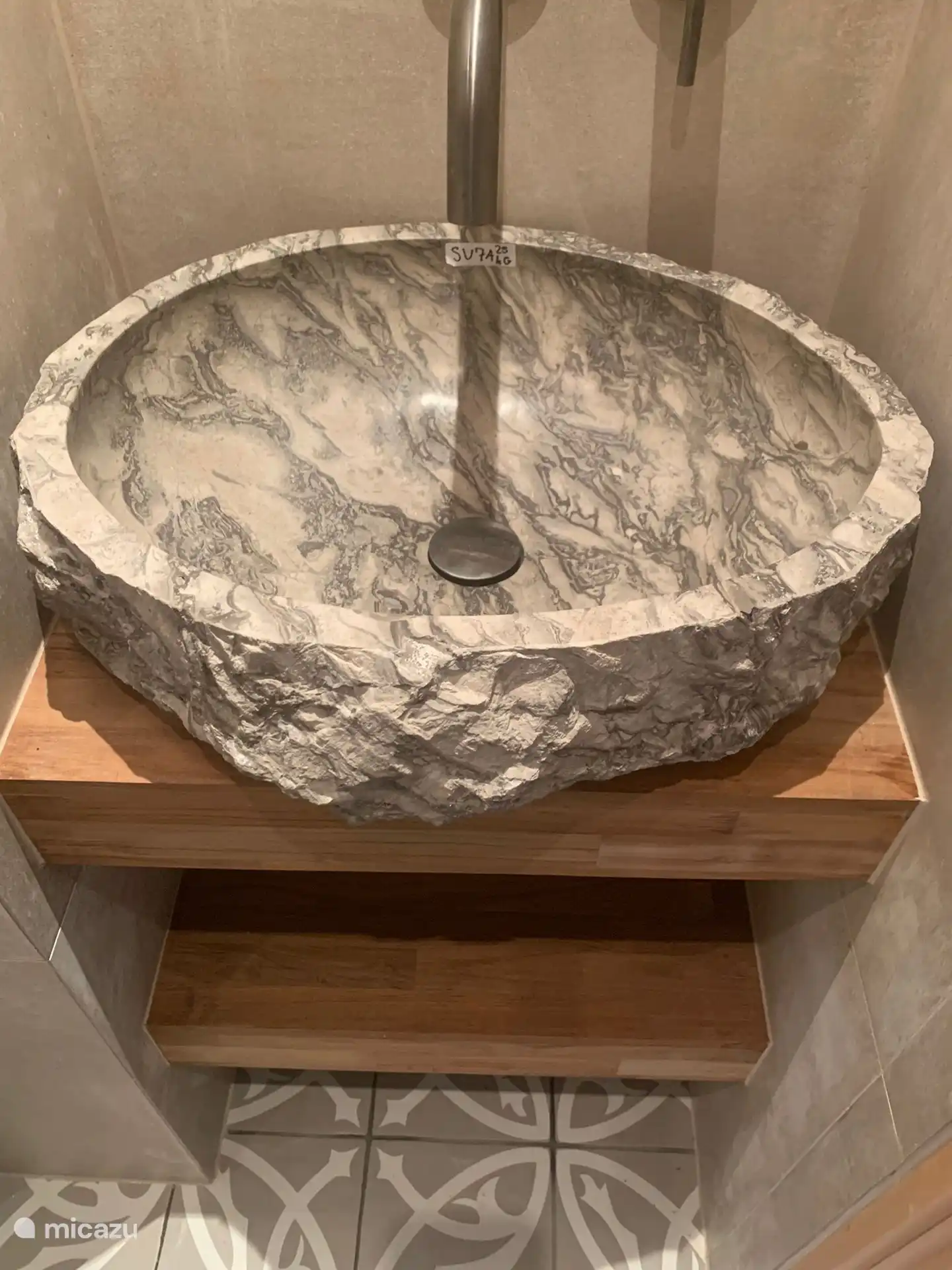 Waschbecken im kleinen Badezimmer, das zum Hauptschlafzimmer gehört