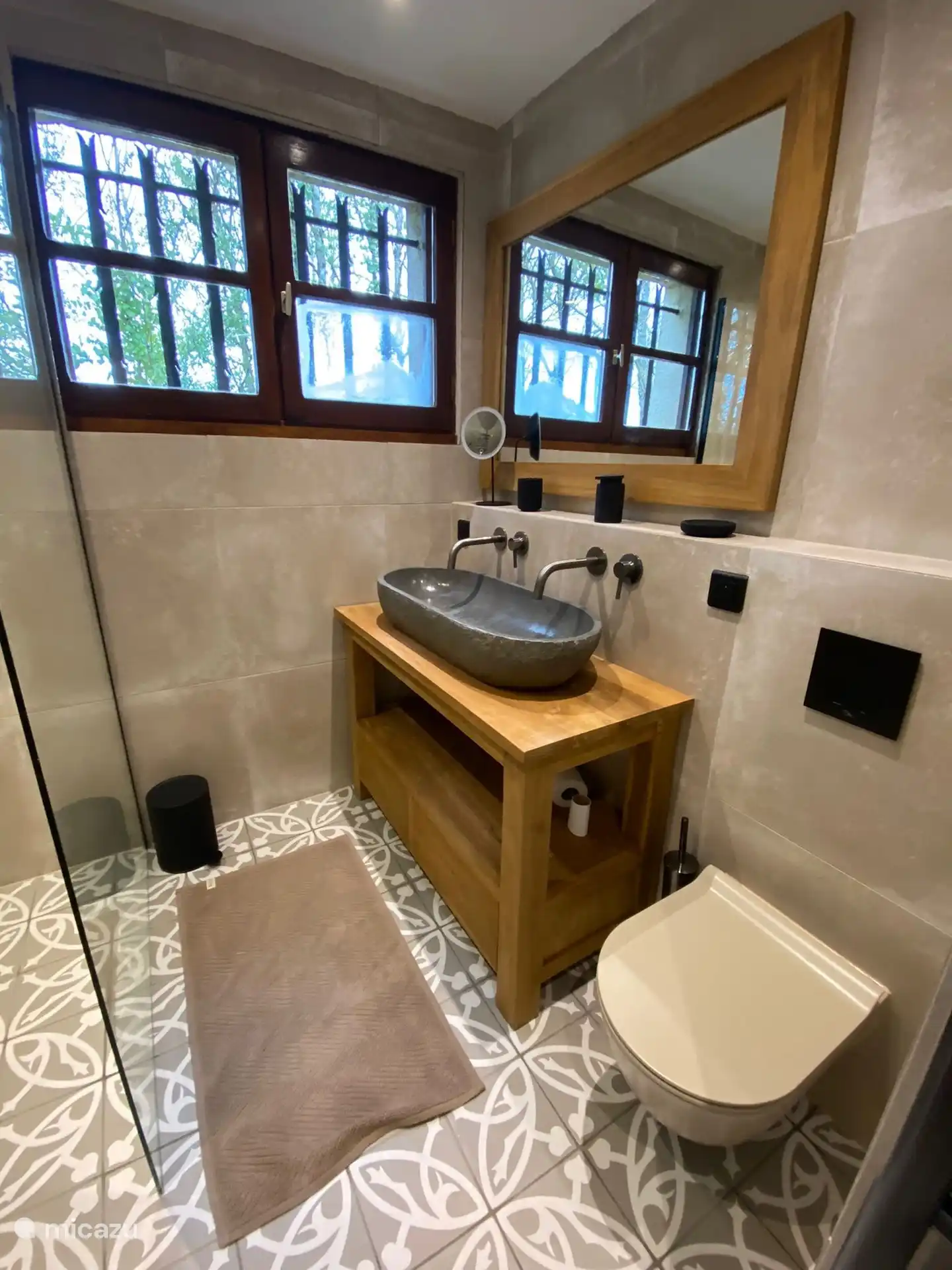 Doppelwaschbecken im großen Badezimmer