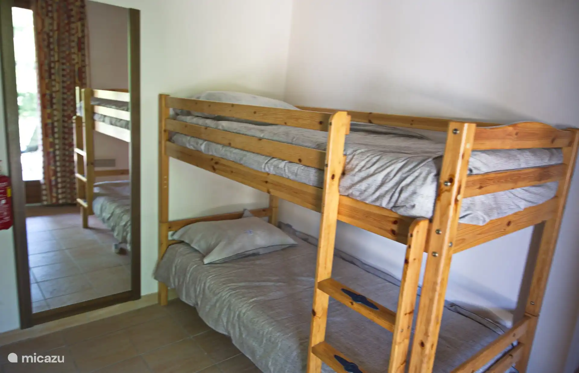 Etagenbett im Schlafzimmer mit Durchgang zum Hauptschlafzimmer