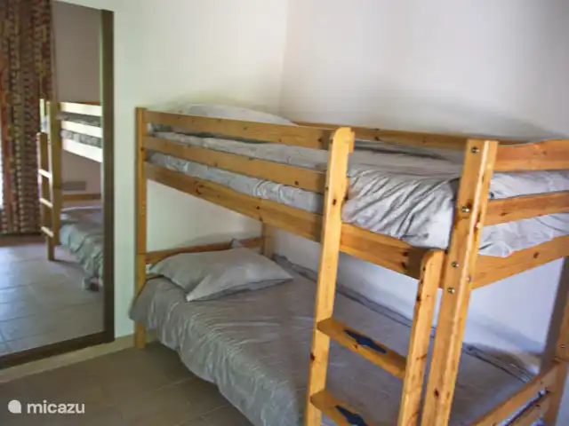 A Soulas huren in Frankrijk, Gers, Armous-et-Cau  - villa stapelbed in slaapkamer met doorgang naar masterbedroom