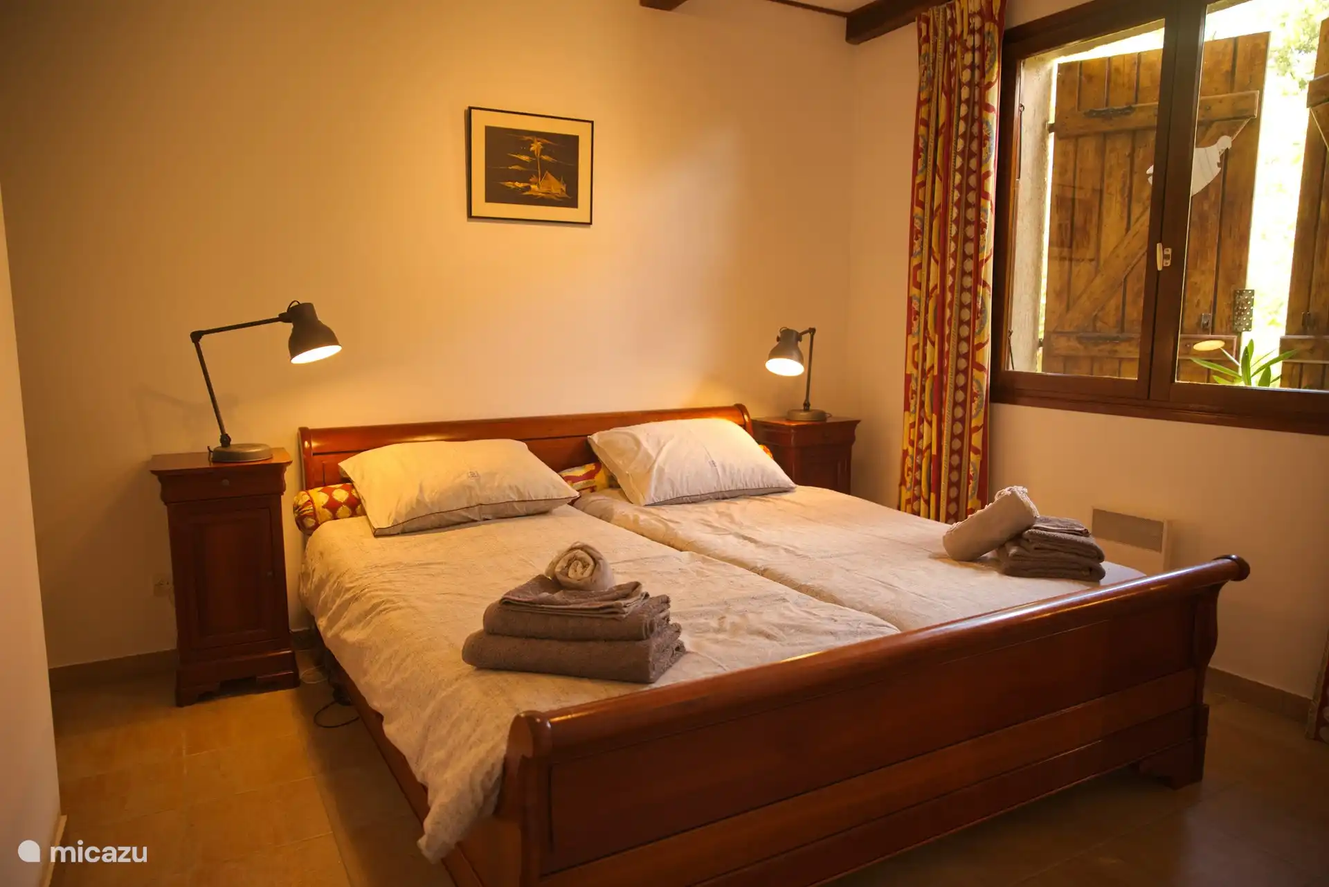 Hauptschlafzimmer, dieses Zimmer verfügt über ein angrenzendes kleines Schlafzimmer mit offener Verbindung. In diesem kleinen Schlafzimmer Etagenbett (Erwachsenengröße). Dieses Hauptschlafzimmer verfügt auch über ein Badezimmer