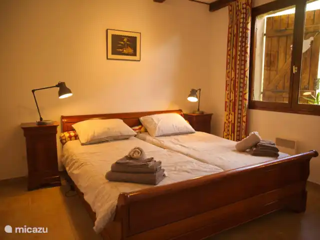 A Soulas huren in Frankrijk, Gers, Armous-et-Cau  - villa masterbedroom, deze kamer heeft aangrenzend een kleine slaapkamer met open verbinding. In deze kleine slaapkamer stapelbed (volwassen formaat). Tevens beschikt deze masterbedroom over een badkamer