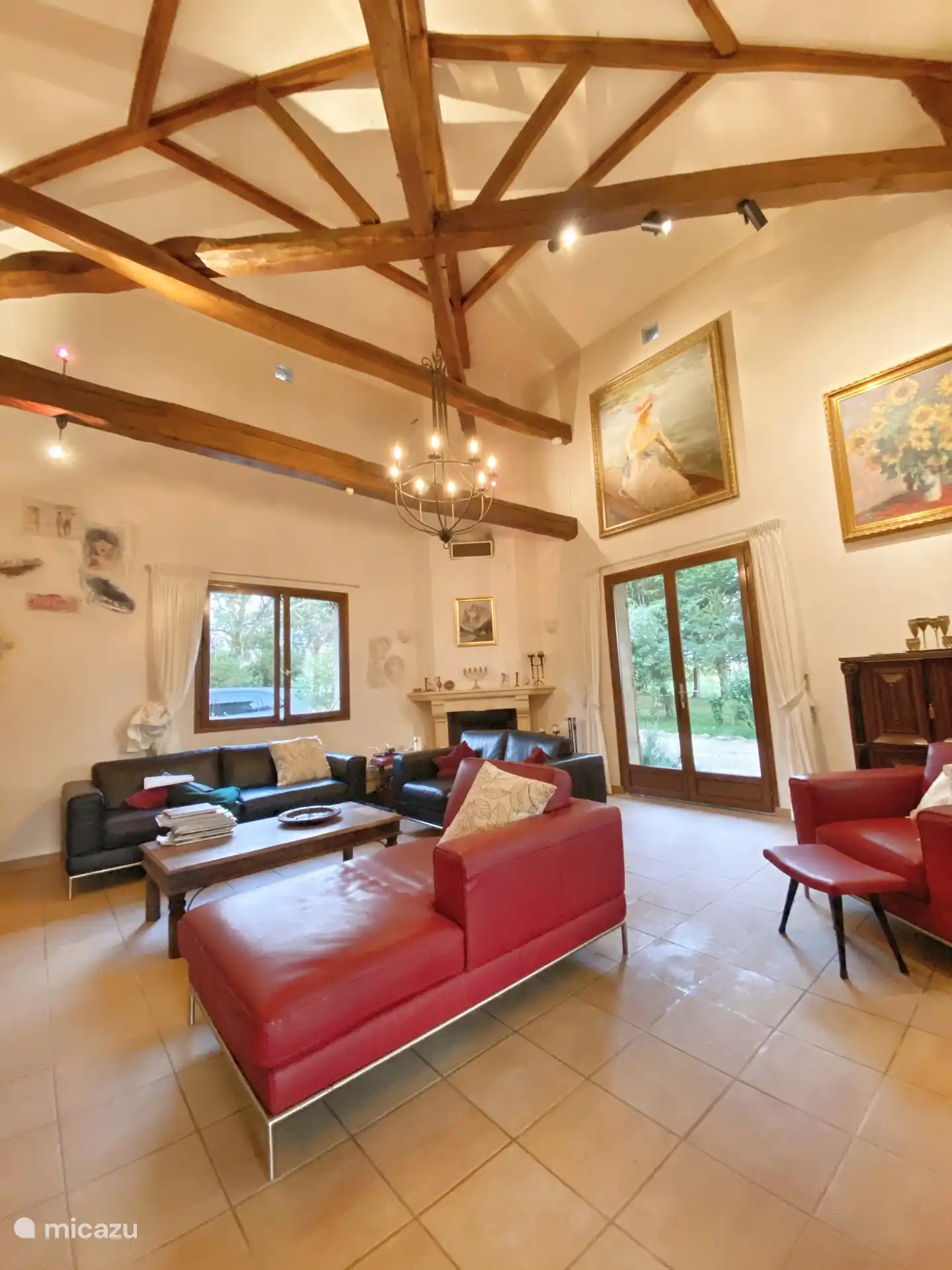 Turm-Wohnzimmer, das 6 Meter hoch ist.