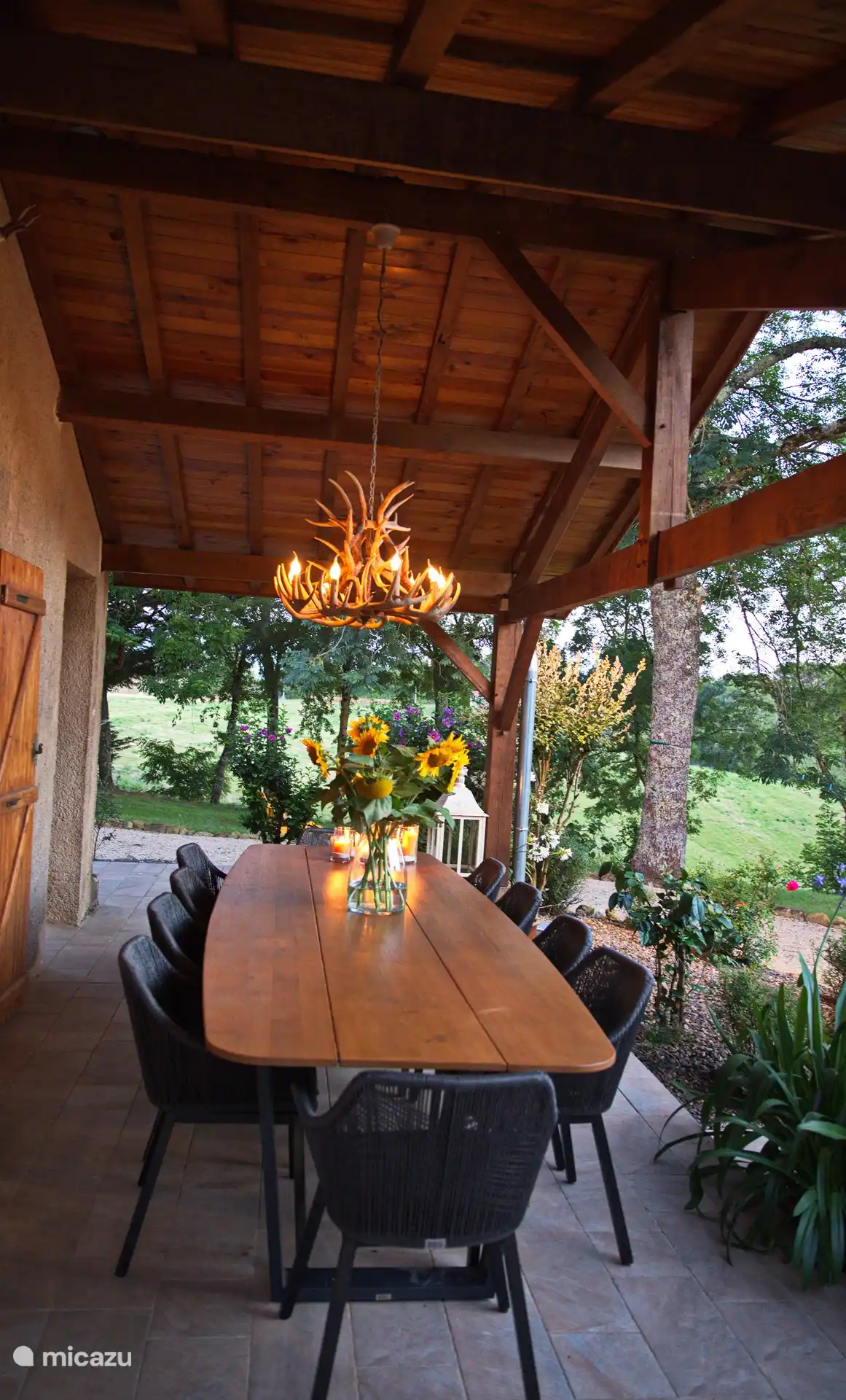 vordere Terrasse mit Esstisch für 10 Personen