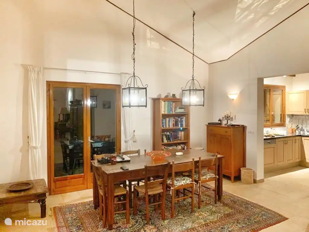 Esstisch angrenzend an die Küche für 6-8 Personen