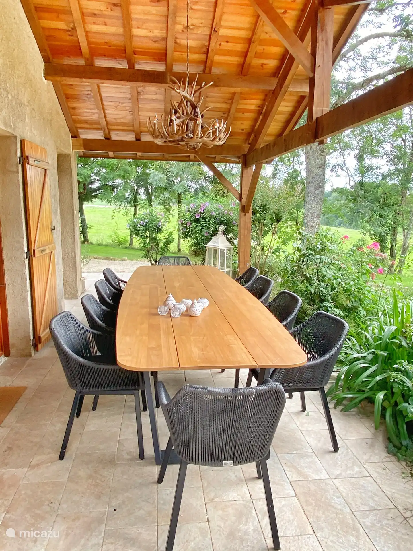 großer Esstisch mit Terrasse