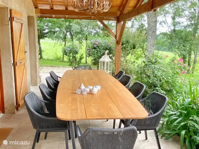A Soulas huren in Frankrijk, Gers, Armous-et-Cau  - villa grote eettafel voorterras
