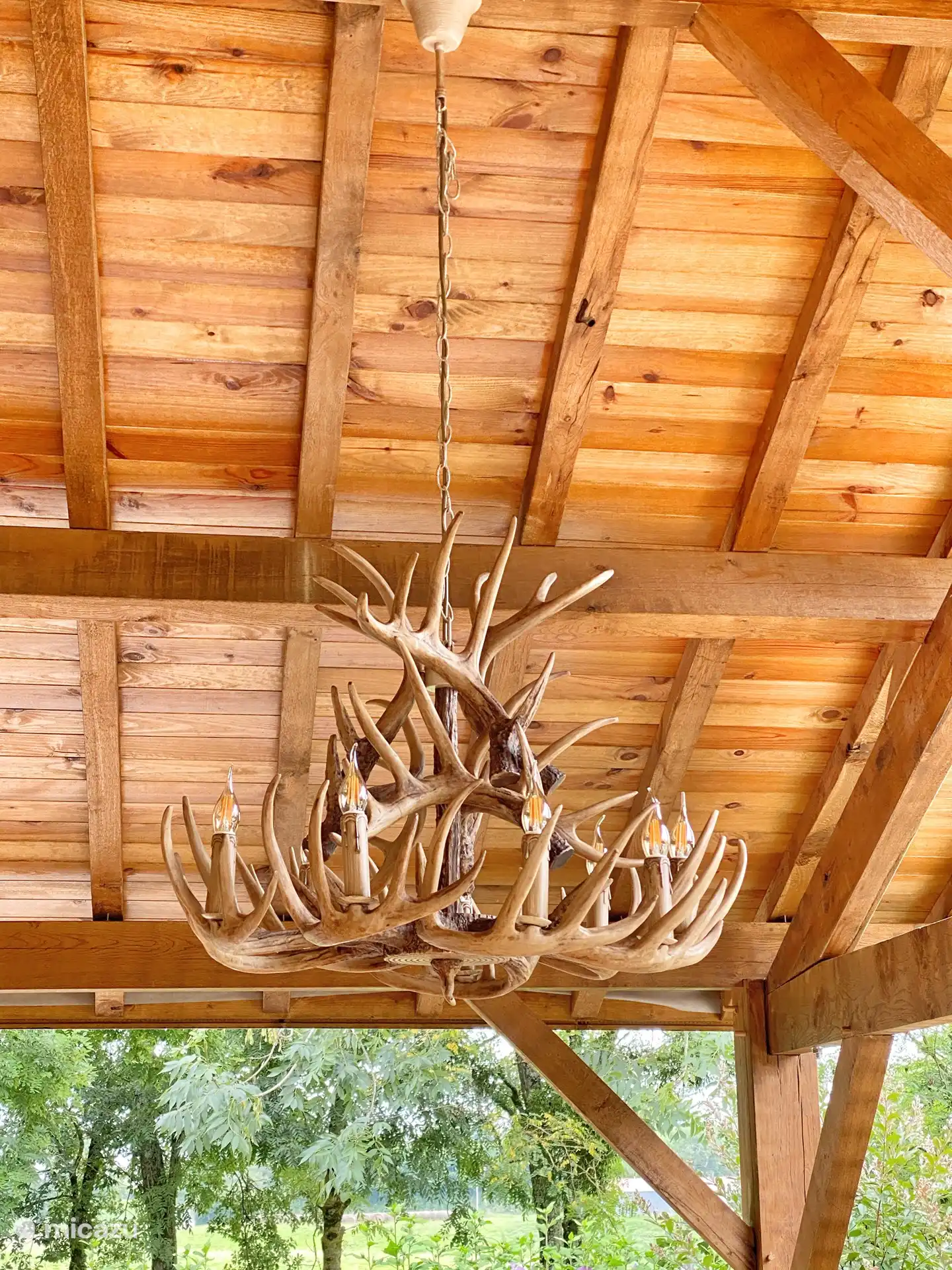 Dimmbare Außenleuchte über Esstisch