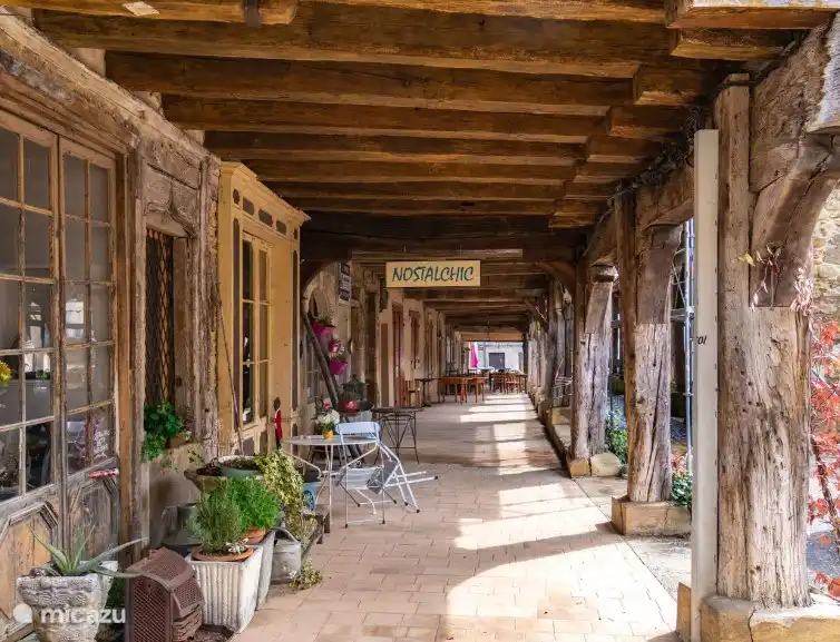 stimmungsvolles Foto der nahen Stadt Bassoues