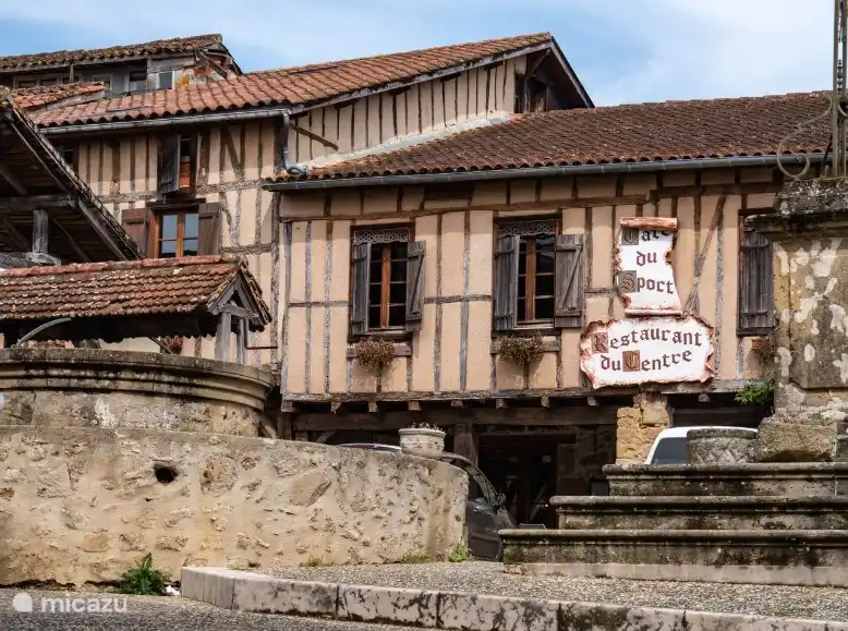 bekanntes Restaurant in Bassoues, wo es im Sommer voller Einheimischer und Touristen ist