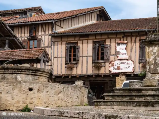 A Soulas huren in Frankrijk, Gers, Armous-et-Cau  - villa bekende restaurant in Bassoues waar het in de zomer vol zit met locals en toeristen