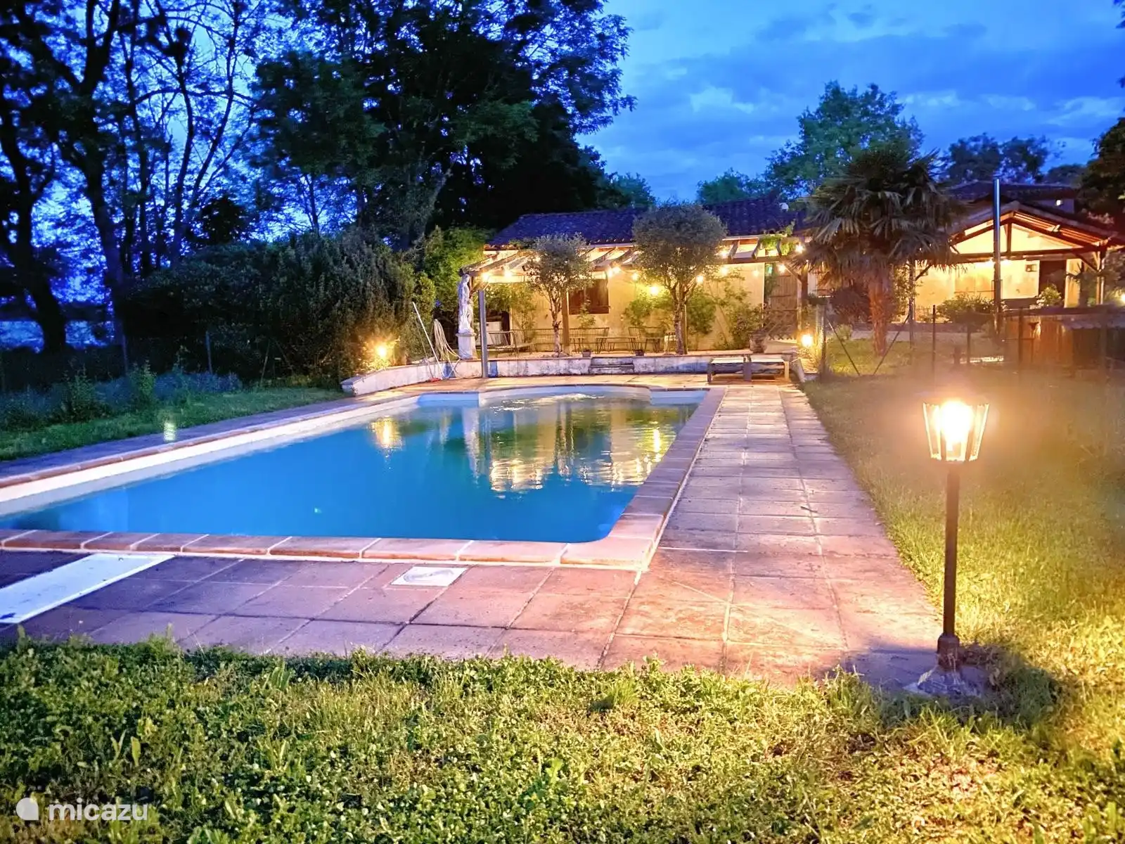 Poolbeleuchtung bei Nacht. Das Poolwasser kann auch mit einer Fernbedienung in mehreren Farben versehen werden.
