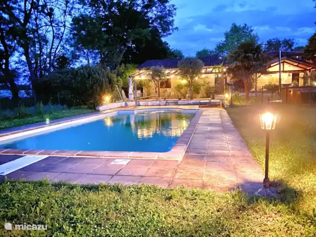 A Soulas huren in Frankrijk, Gers, Armous-et-Cau  - villa zwembadverlichting by night. Ook het zwembad water kan met een afstandbediening meerdere kleuren krijgen.