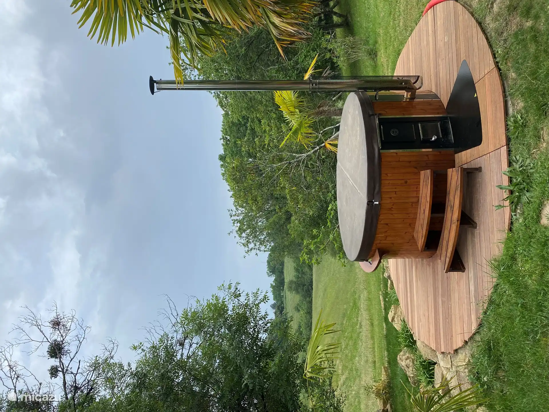 holzbefeuerte Röhre für 8 Personen mit LED-Beleuchtung und Blasen