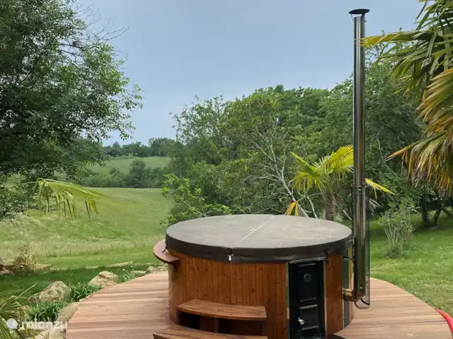 A Soulas huren in Frankrijk, Gers, Armous-et-Cau  - villa houtgestookte hottube voor 8 personen met LED verlichting en bubbles