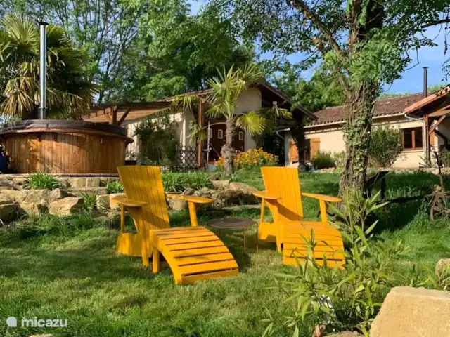 A Soulas huren in Frankrijk, Gers, Armous-et-Cau  - villa 2 stoelen met prachtig uitzicht op de vallei. In de avond ziet u vrijwel altijd hertjes lopen beneden in de vallei. Op achtergrond houtgestookte hottube voor 8 personen
