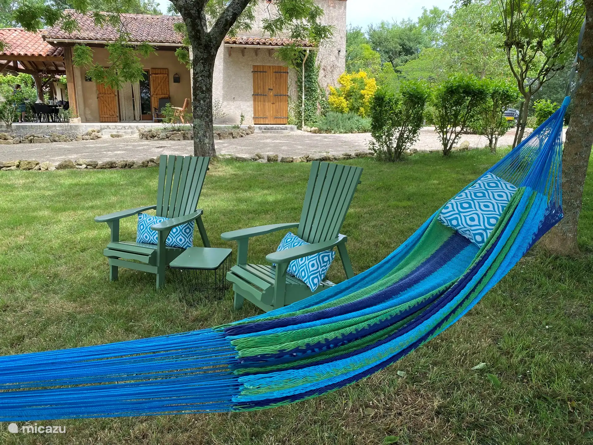 Mehrere Hängematten und Relaxsessel finden Sie in unserem Garten