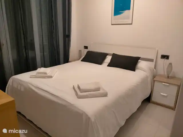 Appartement penthouse vue mer | Espagne, Costa Blanca, Benissa - appartement Chambre principale avec lit king size, grande armoire en miroir et portes donnant sur la terrasse.